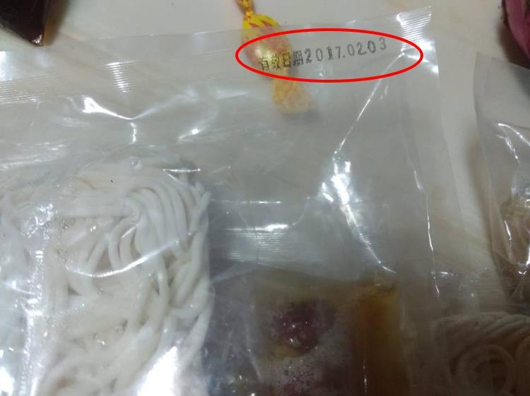 鄰居婆婆送了幾包料理包給媽媽，發現料理包已過期要提醒鄰居這才發現婆婆的女兒....