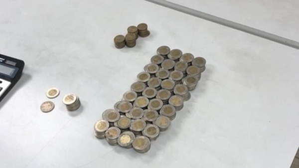 清潔工路上「撿到411枚50元硬幣」好心送警局　6個月後竟慘被逮捕！警方還說：一切依法處理！