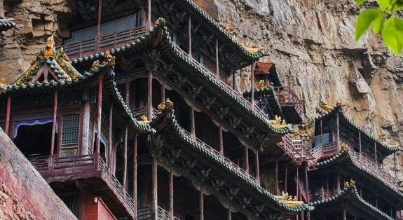 這座寺廟竟懸空60公尺？外國人都看傻… 近看嚇一跳：屹立1500多年不倒(影)