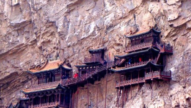 這座寺廟竟懸空60公尺？外國人都看傻… 近看嚇一跳：屹立1500多年不倒(影)