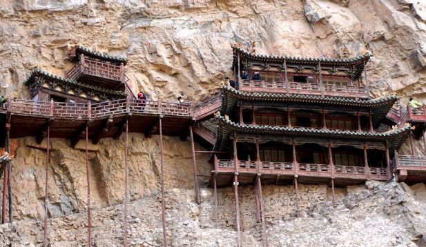 這座寺廟竟懸空60公尺？外國人都看傻… 近看嚇一跳：屹立1500多年不倒(影)