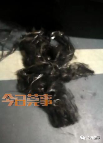 他從排氣管拉出「超長女人頭髮」嚇到愣住，愈拉愈長但是「馬上被師傅嚇阻」：千萬不要再拉了！