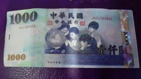 大面額「假鈔流入市面」一千、伍佰都淪陷！他用這招「一秒辨真假」...不學小心吃大虧！