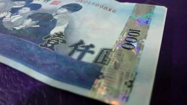 大面額「假鈔流入市面」一千、伍佰都淪陷！他用這招「一秒辨真假」...不學小心吃大虧！