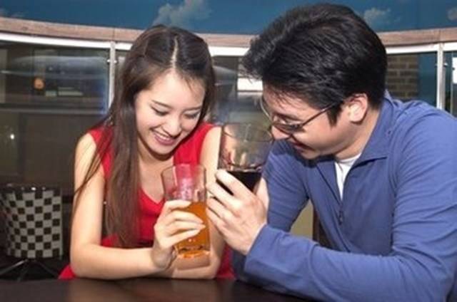 婚禮前妹妹悔婚，姐姐替她出嫁，3年後娘家門口來了輛豪車
