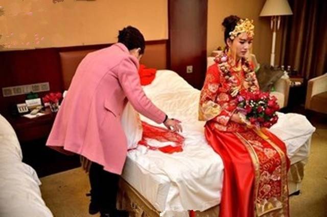 婚禮前妹妹悔婚，姐姐替她出嫁，3年後娘家門口來了輛豪車