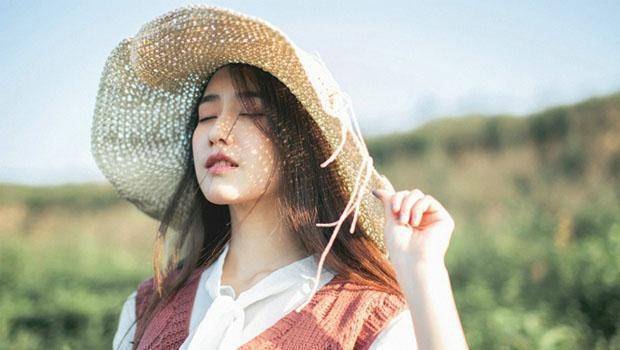 婚禮前妹妹悔婚，姐姐替她出嫁，3年後娘家門口來了輛豪車