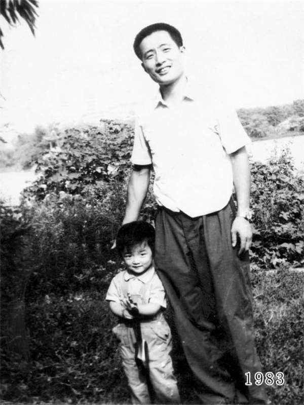 這位爸爸堅持30年來「每年都要和女兒回到這裡合照」，看到2014年最後一張我才發現眼睛濕濕的…