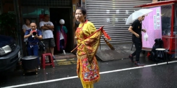 太子愛玩水！看到下雨太子爺高興著在「雨中跳舞」網笑：因為天上沒有下雨XDD
