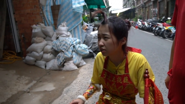 太子愛玩水！看到下雨太子爺高興著在「雨中跳舞」網笑：因為天上沒有下雨XDD