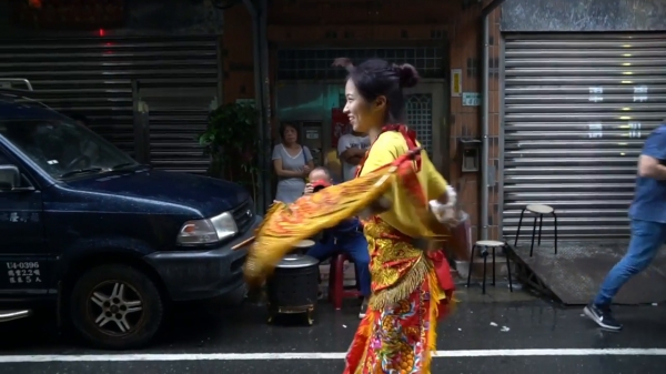 太子愛玩水！看到下雨太子爺高興著在「雨中跳舞」網笑：因為天上沒有下雨XDD