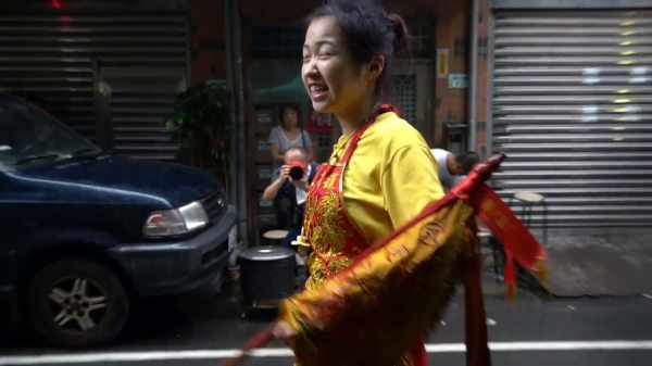 太子愛玩水！看到下雨太子爺高興著在「雨中跳舞」網笑：因為天上沒有下雨XDD