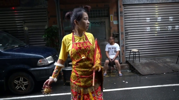 太子愛玩水！看到下雨太子爺高興著在「雨中跳舞」網笑：因為天上沒有下雨XDD