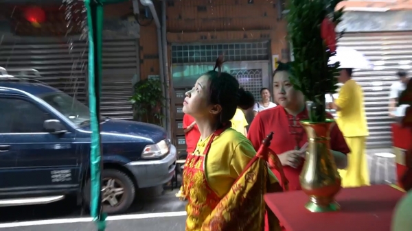 太子愛玩水！看到下雨太子爺高興著在「雨中跳舞」網笑：因為天上沒有下雨XDD