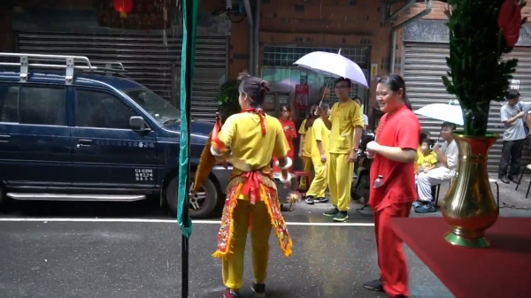 太子愛玩水！看到下雨太子爺高興著在「雨中跳舞」網笑：因為天上沒有下雨XDD