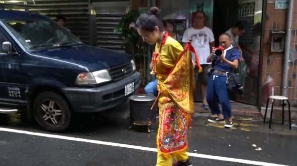 太子愛玩水！看到下雨太子爺高興著在「雨中跳舞」網笑：因為天上沒有下雨XDD