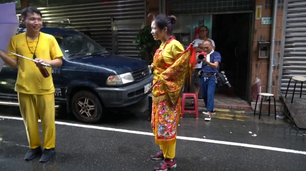 太子愛玩水！看到下雨太子爺高興著在「雨中跳舞」網笑：因為天上沒有下雨XDD
