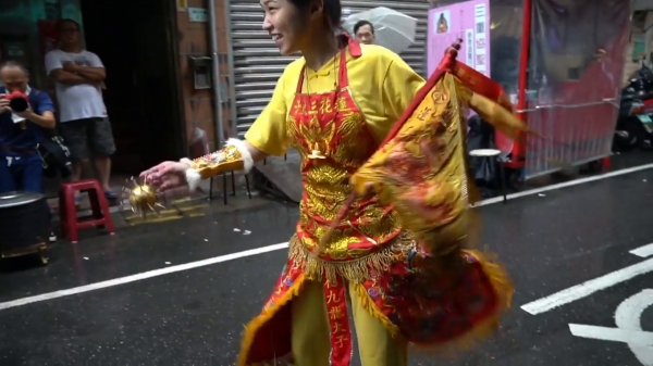 太子愛玩水！看到下雨太子爺高興著在「雨中跳舞」網笑：因為天上沒有下雨XDD