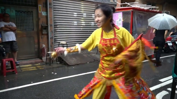 太子愛玩水！看到下雨太子爺高興著在「雨中跳舞」網笑：因為天上沒有下雨XDD