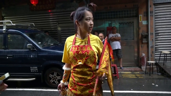 太子愛玩水！看到下雨太子爺高興著在「雨中跳舞」網笑：因為天上沒有下雨XDD