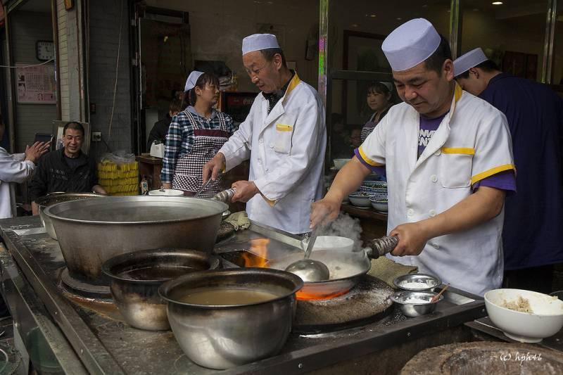 飯店人員在客人退房後在房間裡找到過的25件「超扯物品」。