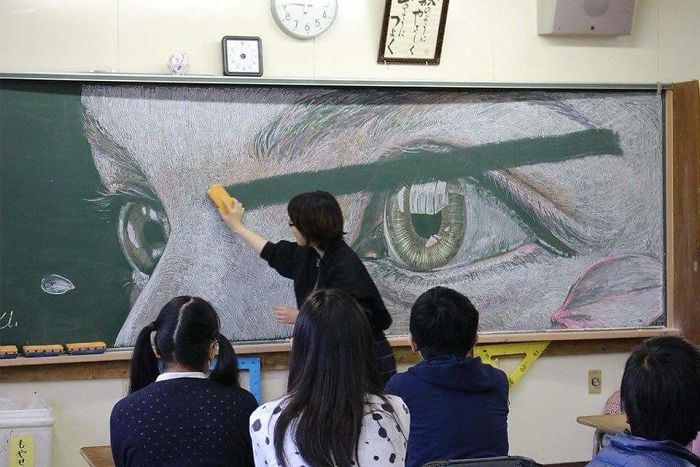 天才學生「用粉筆畫出神作」震撼全球，老師狠心一擦黑板「把大家的心都擦碎了」！