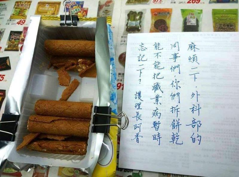 職業病難改！醫生吃零食，「超專業開盒術」讓護士哭笑不得...外科人看了秒懂！ 