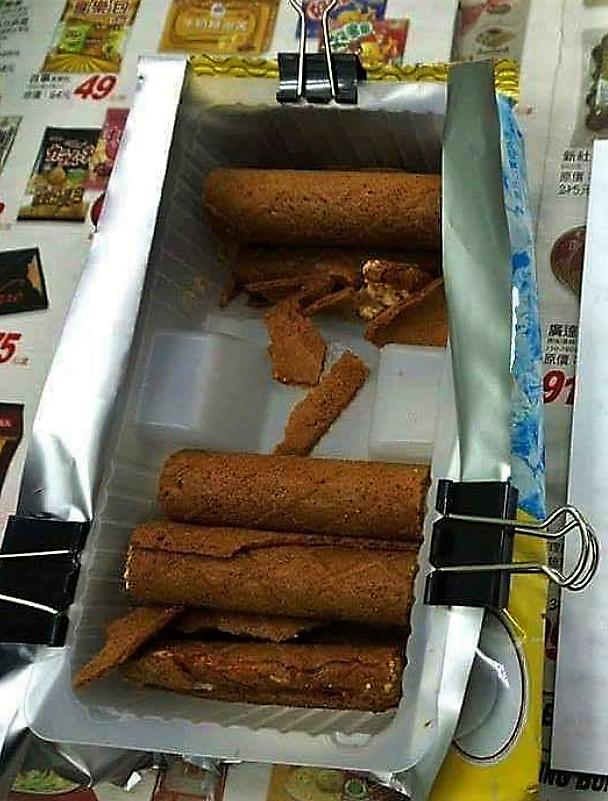職業病難改！醫生吃零食，「超專業開盒術」讓護士哭笑不得...外科人看了秒懂！ 