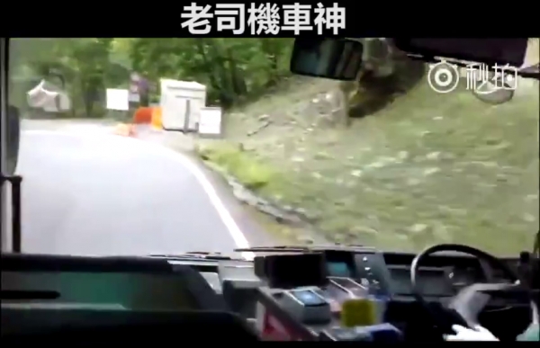 這才是真正的老司機！日本公車司機開山路影片曝光，網友驚訝到說不出話來：車神在此！