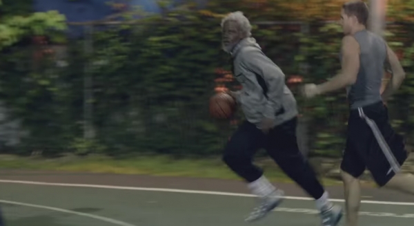 NBA球星扮「白髮老阿公」打球被年輕人瞧不起！他「飛天爆扣」電翻年輕人，超炫球技全場嚇歪！真實身分揭曉大家傻眼！