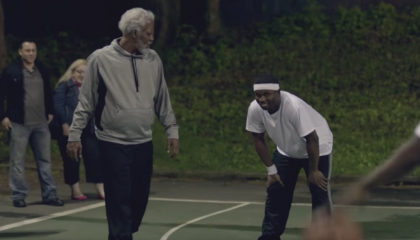 NBA球星扮「白髮老阿公」打球被年輕人瞧不起！他「飛天爆扣」電翻年輕人，超炫球技全場嚇歪！真實身分揭曉大家傻眼！
