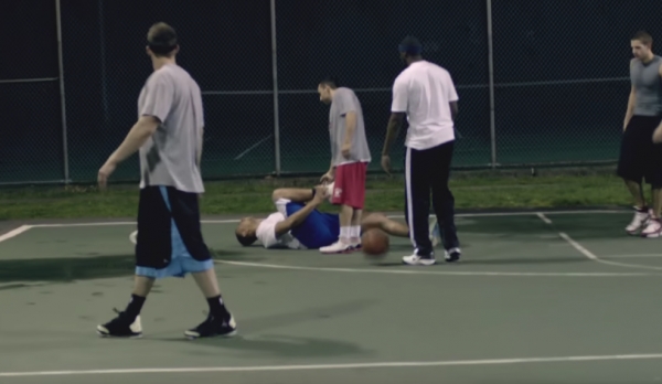 NBA球星扮「白髮老阿公」打球被年輕人瞧不起！他「飛天爆扣」電翻年輕人，超炫球技全場嚇歪！真實身分揭曉大家傻眼！