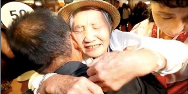 痛哭相擁！南北韓母子「分開68年」總算團聚，一等就是70年！