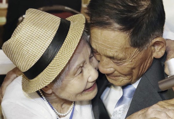 痛哭相擁！南北韓母子「分開68年」總算團聚，一等就是70年！
