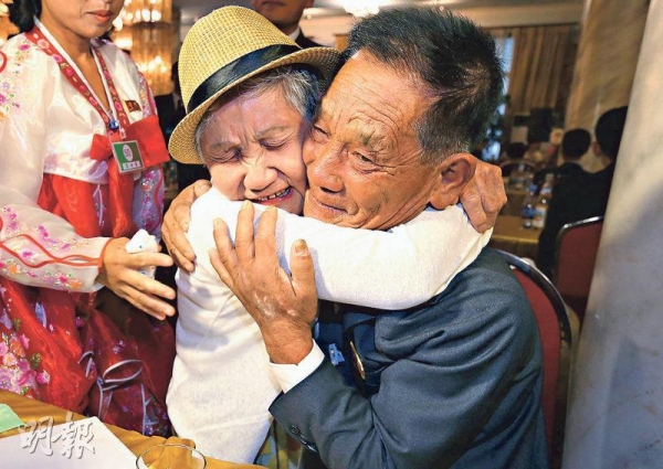 痛哭相擁！南北韓母子「分開68年」總算團聚，一等就是70年！