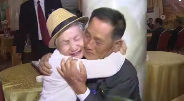 痛哭相擁！南北韓母子「分開68年」總算團聚，一等就是70年！