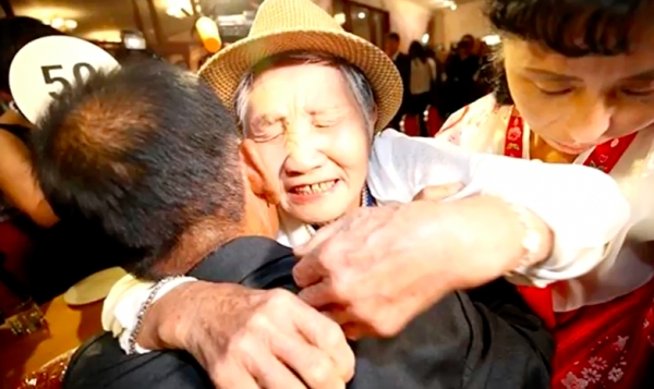 痛哭相擁！南北韓母子「分開68年」總算團聚，一等就是70年！