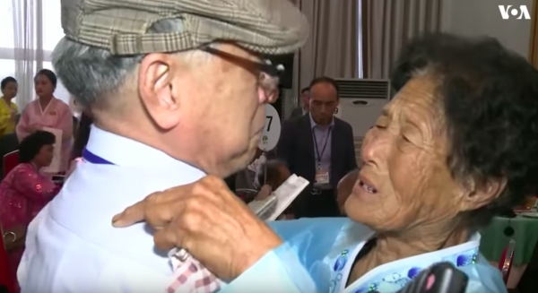 痛哭相擁！南北韓母子「分開68年」總算團聚，一等就是70年！