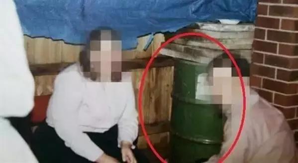 妻子與人私奔，他守著一個「鐵桶」整整23年！然而某天家人偷偷瞞著他打開一看，家人當場暈倒！