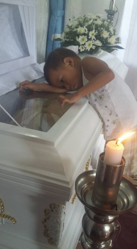 「媽媽一定會醒過來」5歲男童日夜守棺　雙眼凝視輕聲問：妳起床好不好…