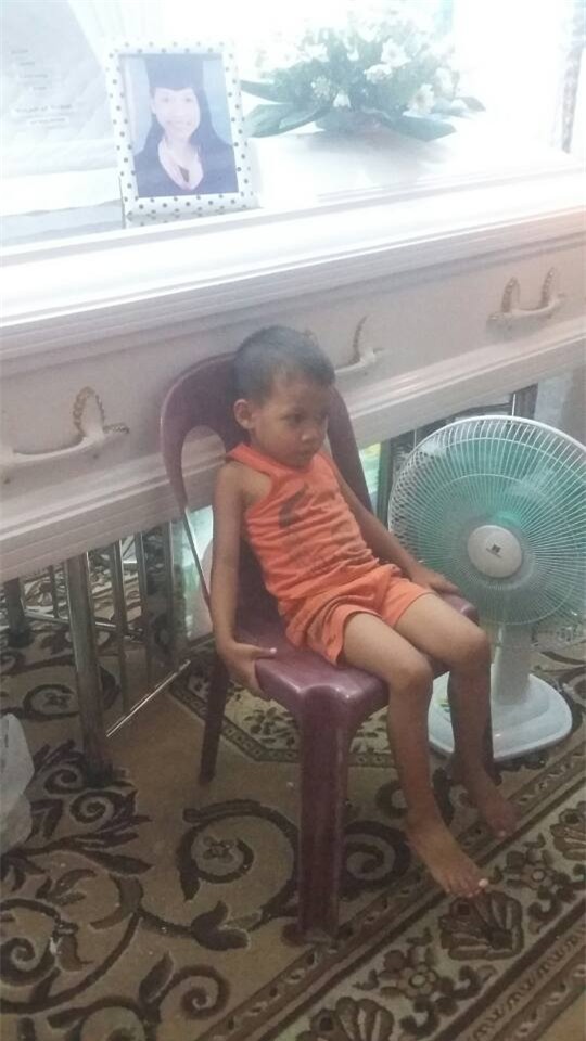 「媽媽一定會醒過來」5歲男童日夜守棺　雙眼凝視輕聲問：妳起床好不好…