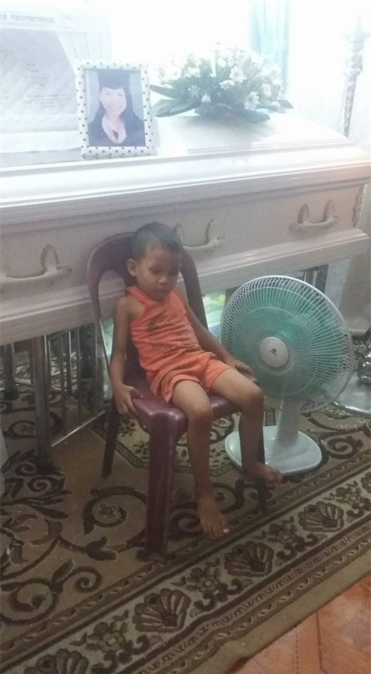 「媽媽一定會醒過來」5歲男童日夜守棺　雙眼凝視輕聲問：妳起床好不好…