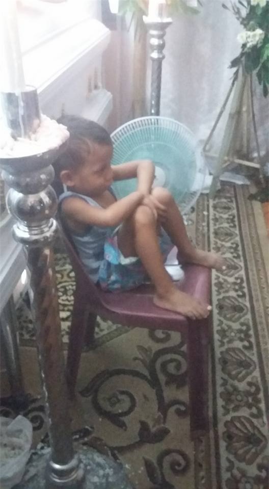 「媽媽一定會醒過來」5歲男童日夜守棺　雙眼凝視輕聲問：妳起床好不好…