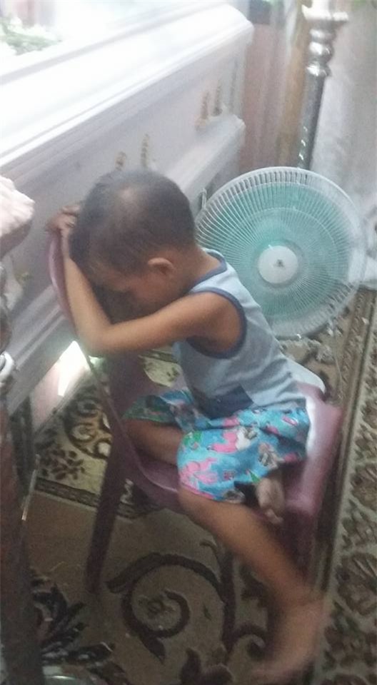 「媽媽一定會醒過來」5歲男童日夜守棺　雙眼凝視輕聲問：妳起床好不好…