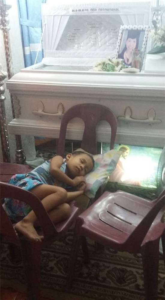 「媽媽一定會醒過來」5歲男童日夜守棺　雙眼凝視輕聲問：妳起床好不好…