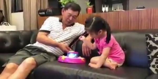 只要釣到一條魚，爺爺「超爆笑的反應」讓百萬網友看了超羨慕：我也想要有這種爺爺