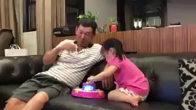 只要釣到一條魚，爺爺「超爆笑的反應」讓百萬網友看了超羨慕：我也想要有這種爺爺