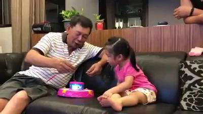 只要釣到一條魚，爺爺「超爆笑的反應」讓百萬網友看了超羨慕：我也想要有這種爺爺