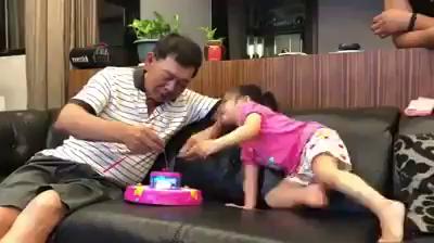 只要釣到一條魚，爺爺「超爆笑的反應」讓百萬網友看了超羨慕：我也想要有這種爺爺