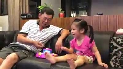 只要釣到一條魚，爺爺「超爆笑的反應」讓百萬網友看了超羨慕：我也想要有這種爺爺